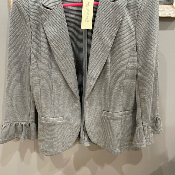 Doe & Rae Light Gray Ruffle Sleeve Blazer - Picture 2 of 7